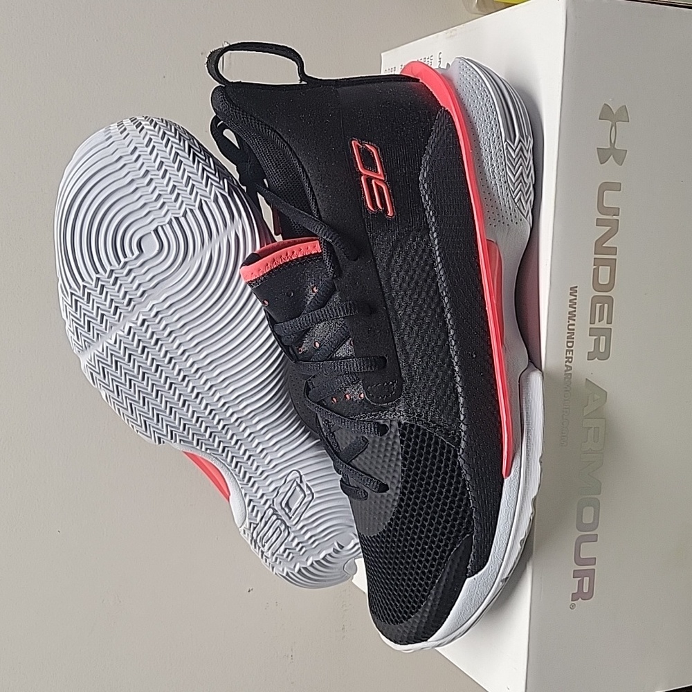 Under Armour GS Curry 7 Kids Basketball Shoes Steph Curry 3022113 001 size 5.5Y